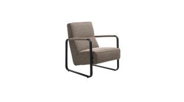Schuinaanzicht bruine stoffen fauteuil Barletta van Happy@Home met zwart metalen frame.