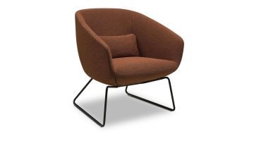 Fauteuil Alcane in warme bruine stof met zwart metalen frame.