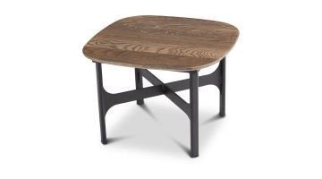 Vooraanzicht bijzettafel Minot van Dyyk met eikenhouten vierkant bruin blad met afgeronde hoeken en metalen onderstel.