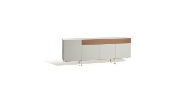 Het strak vormgegeven lowboard Solo van Castelijn met lichtgrijze deurtjes en een lichtbruine design strook, getoond op een witte achtergrond.