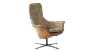 Comfortabele draaifauteuil met hoge rugleuning, bekleed met gemêleerde stof en bruine leren achterkant, op een zwart metalen stervoet.