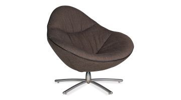 Draaifauteuil Hidde in de donkergrijze kleur Strand met een zwart lederen bies en een poot van geborsteld chroom. Getoond in perspectief op een witte achtergrond.