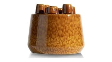 COCOmaison vaas Safia in bruin keramiek, frontaal gefotografeerd met meerdere openingen bovenop en glanzende glazuurlaag.