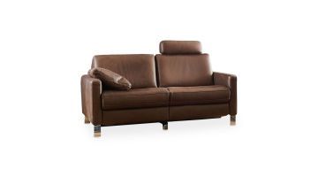 Zitbank Harlington uitgevoerd in bruin leder en verchroomde poten, getoond op een witte achtergrond.