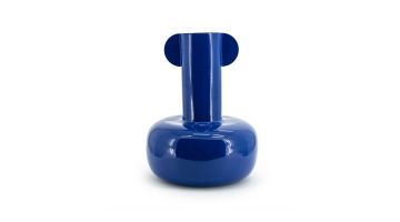 Een blauwe vaas met een glanzende afwerking, ronde basis en rechte hals, voorzien van speelse oordetail aan de zijkanten.