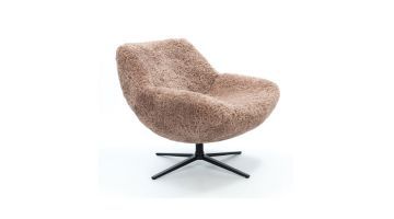 Schuine aanzicht van een zachte draaifauteuil met een beige teddy-stof en een zwart metalen onderstel in een modern ontwerp.
