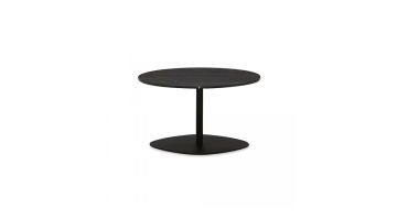 Bijzettafel Lizz van Montel met een rond zwart tafelblad en een ovaalvormige voet, verbonden door een slanke metalen poot. Het blad heeft een subtiele marmerstructuur.