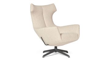zijaanzicht fauteuil Nosto in lichtbeige stof met een hoge rugleuning en een zwart metalen draaivoet.