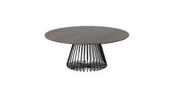 Salontafel 'Wire' van Montèl met een rond antraciet tafelblad en een opengewerkte metalen onderstel van zwarte stalen spijlen in een geometrisch patroon.