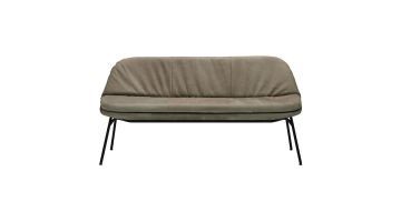 Jess Design eetkamerbank Curtis in taupekleurige bekleding, frontaal gefotografeerd met zicht op de afgeronde rug- en zitkussens.