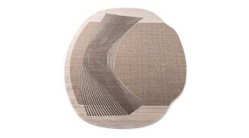 Modern karpet met organische vormen en abstract patroon in beige en bruintinten.