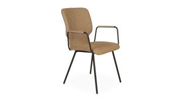 Schuinaanzicht eetkamerstoel in gele stof aan de binnenzijde en taupe leder aan de buitenzijn met open arm en metalen 4-poot Mister T van Bert Plantagie.