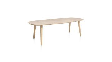 Eetkamertafel Odda in naturel eikenhout zonder decoratie, met Deens ovaal blad en schuine houten poten.