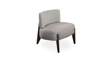 Fauteuil Azul van Passe-Partout in lichtgrijze stof met houten poten, gefotografeerd tegen witte achtergrond.