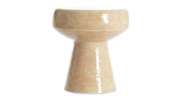 Close-up van de Dakwa bijzettafel in zandkleur, gemaakt van metaal met een glanzende textuur.