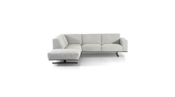 Vooraanzicht stoffen lichtgrijze hoekbank Caesar van Montèl. Deze royale hoekbank heeft een strakke vormgeving en een robuuste uitstraling. De poten zijn van zwart metaal.