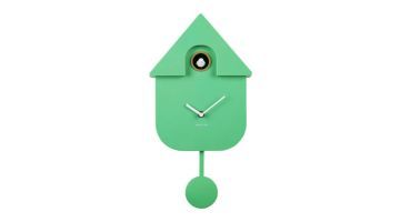 Voorzijde van de groene koekoeksklok, met minimalistisch ontwerp en slinger.