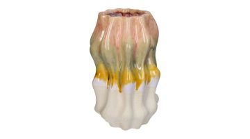 Kersten Vaas Stoneware Multi met een golvend design, geglazuurde afwerking en een kleurverloop in beige, groen, geel en roze tegen een witte achtergrond.