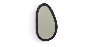 Een druppelvormige wandspiegel met een zwarte lijst.