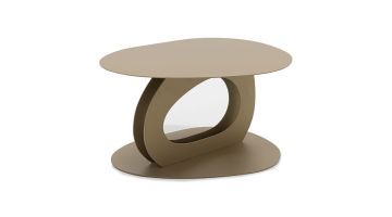 Organisch gevormde Tonda salontafel uit de Spinder x Eva van de Ven collectie in champagnekleur, gemaakt van gerecycled staal met een unieke opbergruimte in het midden.