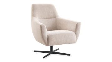 Beige draaifauteuil Gudo van Pronto Wonen, schuin aanzicht met comfortabele armleuningen en zwarte metalen draaivoet.
