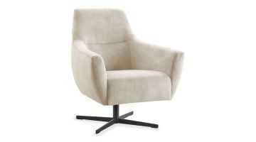 lichtgrijze draaifauteuil Gudo van Pronto Wonen, schuin aanzicht met comfortabele armleuningen en zwarte metalen draaivoet.