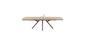 Uitschuifbare eettafel Novello van XOOON met natuurlijk houten blad en zwart metalen poten, volledig uitgeschoven.