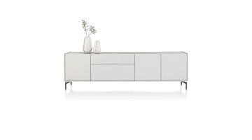 vooraanzicht lichtgrijs dressoir van Xooon van 240 cm breed met 2 lades en 3 deuren. Het dressoir heeft zwart metalen pootjes.