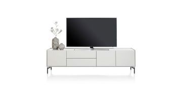 vooraanzicht lichtgrijs lowboard van Xooon van 210 cm breed met 2 lades en 3 deuren. Het dressoir heeft zwart metalen pootjes. op de kast staat een tv en 2 vazen.