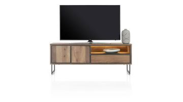 Henders & Hazel TV-meubel met houten en metalen frame, eikenhouten afwerking en open compartiment met verlichting.