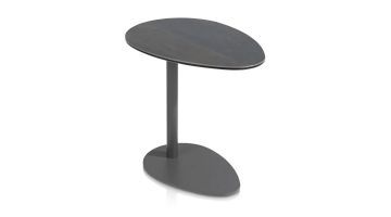 Lazio bijzettafel van henders en hazel met druppelvormig blad en een enkele zwarte metalen poot op een asymmetrische voet.