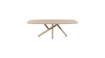 voorkant grote, licht eiken eettafel Shimla van henders en hazel met tonvormig blad en unieke designpoot met atypische kruisvorm. 