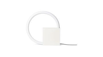 TC–6 lamp in witte uitvoering met ronde LED-lichtbuis en vierkante basis, vooraanzicht.