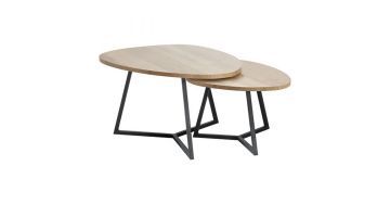 Salontafelset Locarnio naturel van Pronto Wonen, bestaande uit twee tafels met een asymmetrische vorm. Beide tafels hebben een houtlook blad en een zwart metalen onderstel. De tafels kunnen gedeeltelijk onder elkaar geschoven worden.