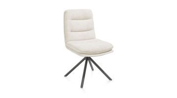 schuinaanzicht draaibare creme stoffen eetkamerstoel Mia van henders en hazel zonder armleuningen en een grafietkleurig, metalen vierpoot.