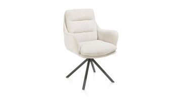 schuinaanzicht draaibare creme stoffen eetkamerstoel Mia van henders en hazel met armleuningen en een zwart metalen vierpoot.