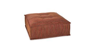 Vierkante hocker Esperanza met een gestreepte oranje-rode stof en een zachte, gewatteerde bovenkant. Perspectief aanzicht.