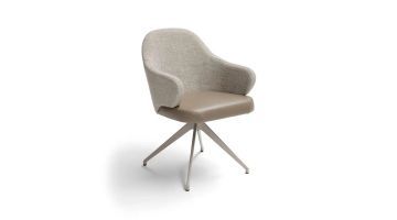 Draaibare beige eetkamerstoel linq met arm van bree's New World. De rugleuning heeft een beige stof en de zitting is voorzien van beige leder. Ook de vierpoot is beige van kleur.