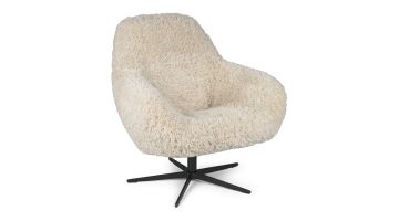 Zijkant beige langharige stoffen draaifauteuil Hugo. De stoel heeft armleuningen en staat op een zwarte metalen draaipoot met vijf steunen. Het ontwerp is modern en aaibaar.