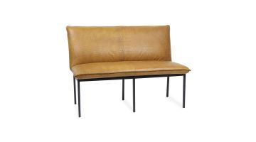 De afbeelding toont een eetkamerbank met een cognac lederen bekleding en een comfortabele gewatteerde zitting en rugleuning. De bank heeft een strakke, moderne uitstraling met een eenvoudig zwart metalen frame en zes slanke poten.