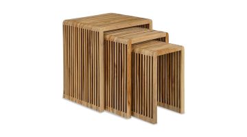 Vooraanzicht van drie donkerbruine bijzettafels gemaakt van gerecycled hout. De set bestaat uit drie tafeltjes van verschillende groottes die je in elkaar kan schuiven.