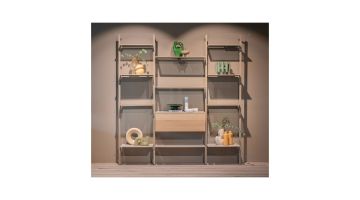 Sfeerfoto open wandkast Stripe van Bert Plantagie met diverse legplanken in glas en dekton en één dicht inzetblok met accessoires.