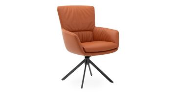 Vooraanzicht bruine leren armstoel met metalen statiefpoot Aida van Bert Plantagie. Stoel heeft een los zitkussen en hoge rug.