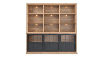 Grote wandkast van bruin melamine met 9 open vakken en 3 zwarte schuifdeurtjes. Inclusief LED-verlichting. Gezien recht van voren.