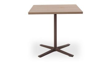 Vooraanzicht bistrotafel vierkant Air van Bert Plantagie met licht eiken blad en bruin metalen onderstel.