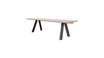 Bert Plantagie eettafel Tristan met licht eiken blad en zwart metalen A-poten op witte achtergrond