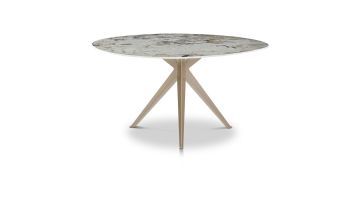 Vooraanzicht eettafel Stella van Happy@Home met organisch keramieken blad in beige aardetinten en adering patroon en zandkleurige metalen spinpoot.