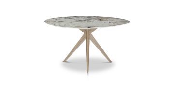 Vooraanzicht eettafel Stella van Happy@Home met organisch keramieken blad in beige aardetinten en adering patroon en zandkleurige metalen spinpoot.