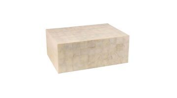 Rechthoekige bijzettafel van vtwonen met een luxe parelmoer afwerking, gemaakt van hars, met een modern en strak ontwerp.