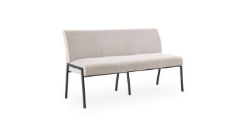 Perspectief vooraanzicht van eetbank Orense van Profijt Meubel in de beigestof Oasis op een witte achtergrond